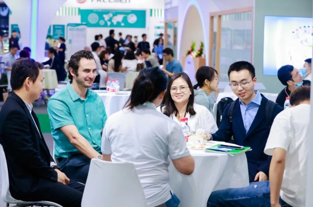 旭彩网展会现场洽谈业务